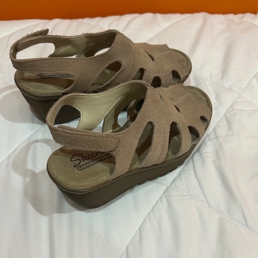 NEW Skechers Tan Suede Women's Sandals size 6